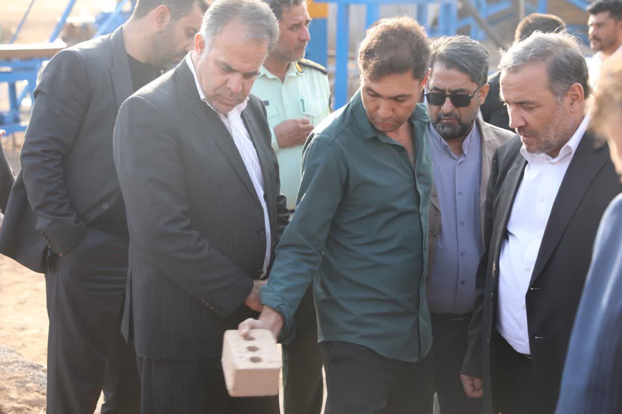 بالاخره آجر بر روی  آجر  در  روستای “ماهوته ” شهرستان آبدانان  بند می شود