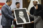 تجلیل یک دانشجو از استاندار ایلام با اهدا  پرتره