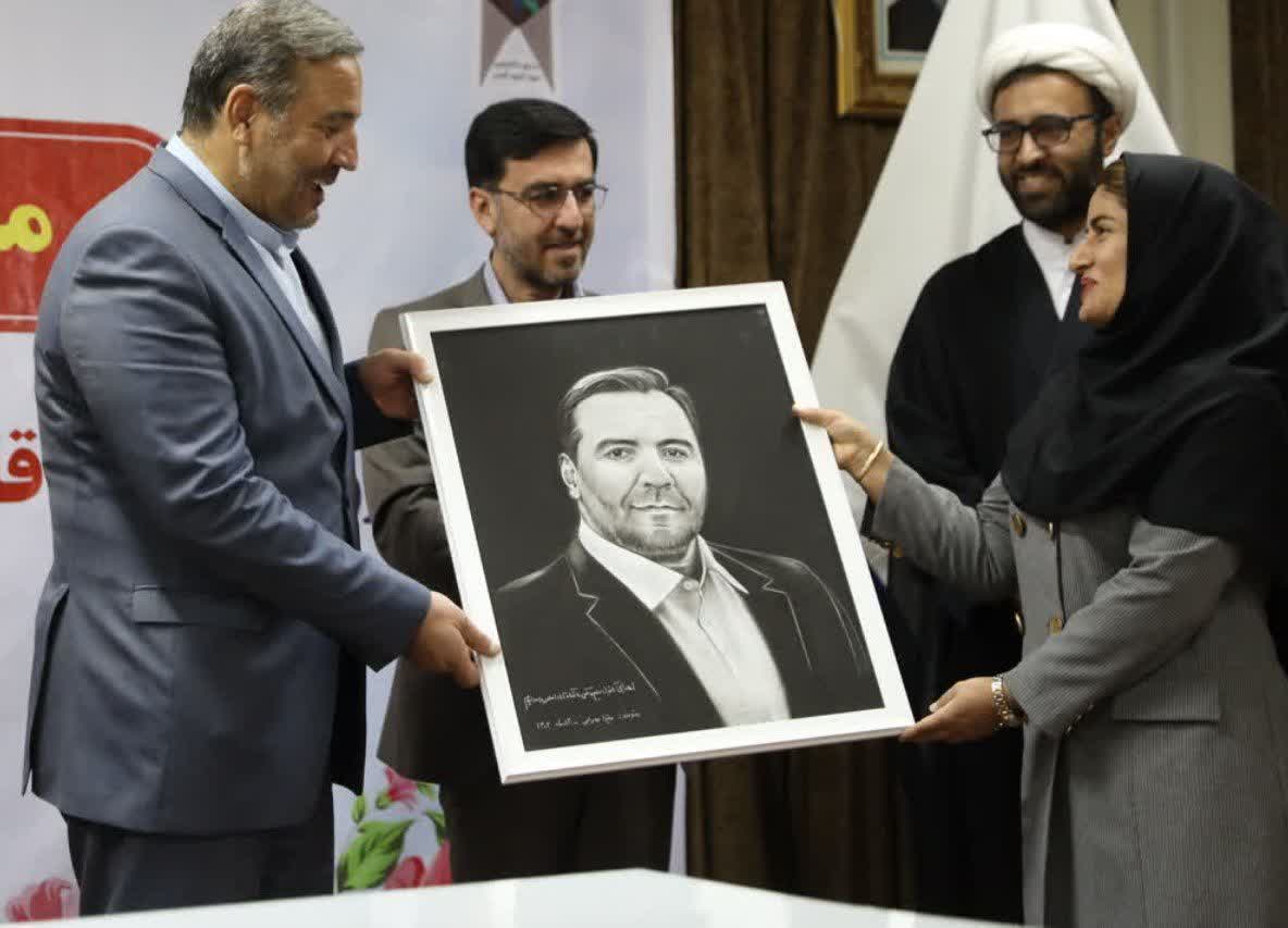 تجلیل یک دانشجو از استاندار ایلام با اهدا  پرتره