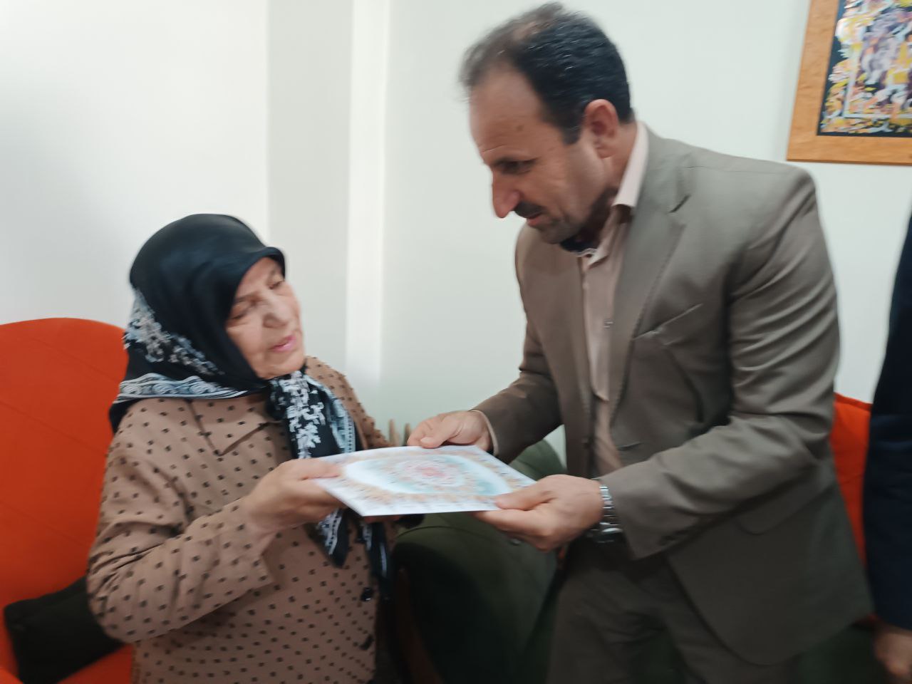 ایلام جزو استان های برتر کشور در زمینه دیدار و سرکشی از خانواده های معظم شهدا است