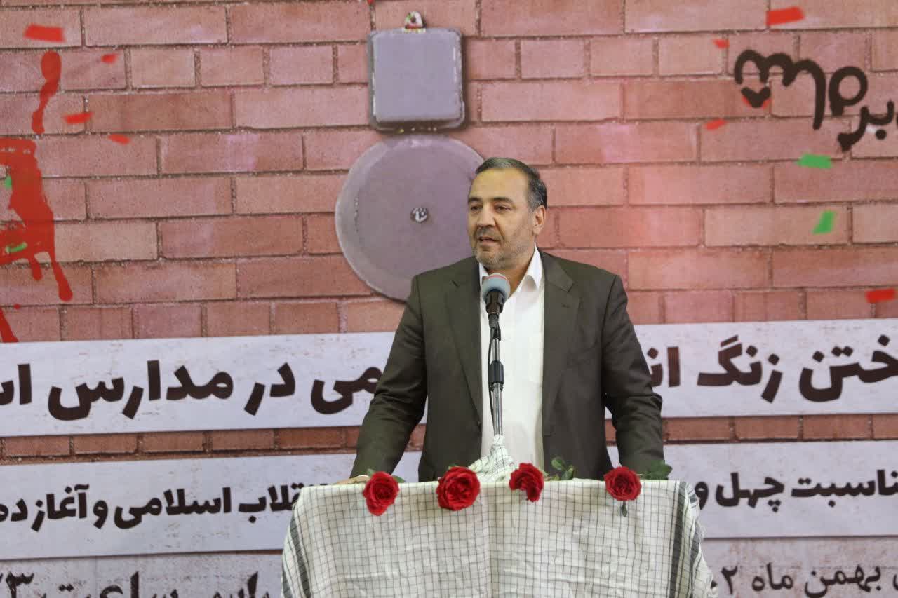 برگزاری جشن‌های ۲۵۰۰ ساله‌ی نظام شاهنشاهی مصداق بارز شکاف طبقاتی و تبعیض بود