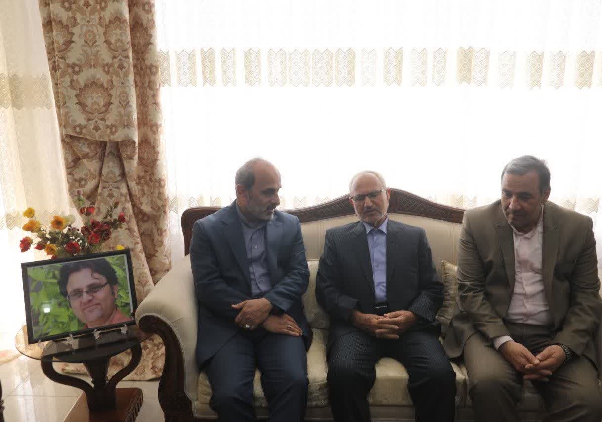 دیدار استاندار ایلام و رئیس سازمان صدا و سیما با خانواده شهید رضایی‌نژاد