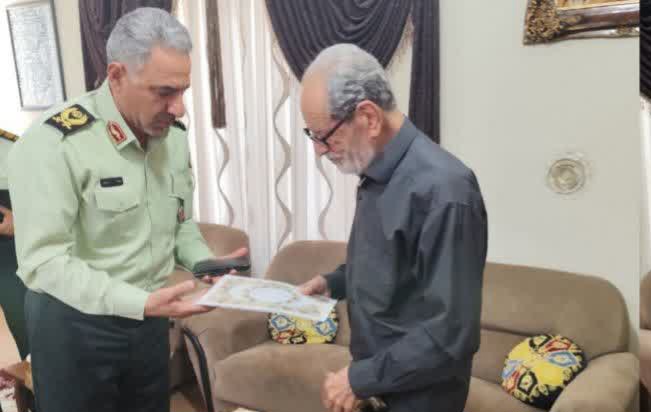 فرمانده انتظامی استان ایلام  از پیرغلام حسینی  شهر ایلام  تجلیل کرد
