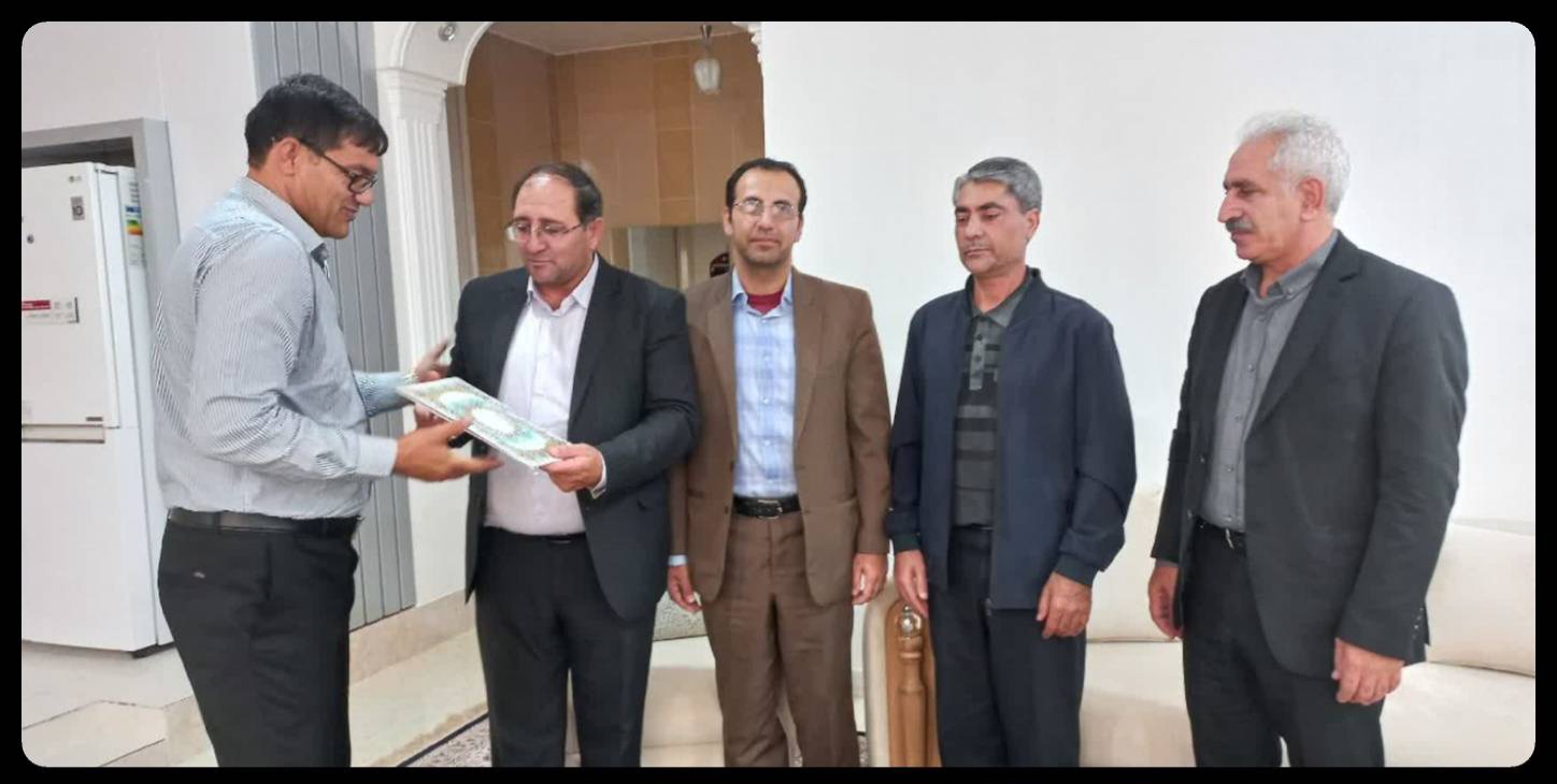 دیدار مدیر کل تعاون، کار و رفاه اجتماعی استان ایلام با خانواده شهید جوزعلی جاسمی