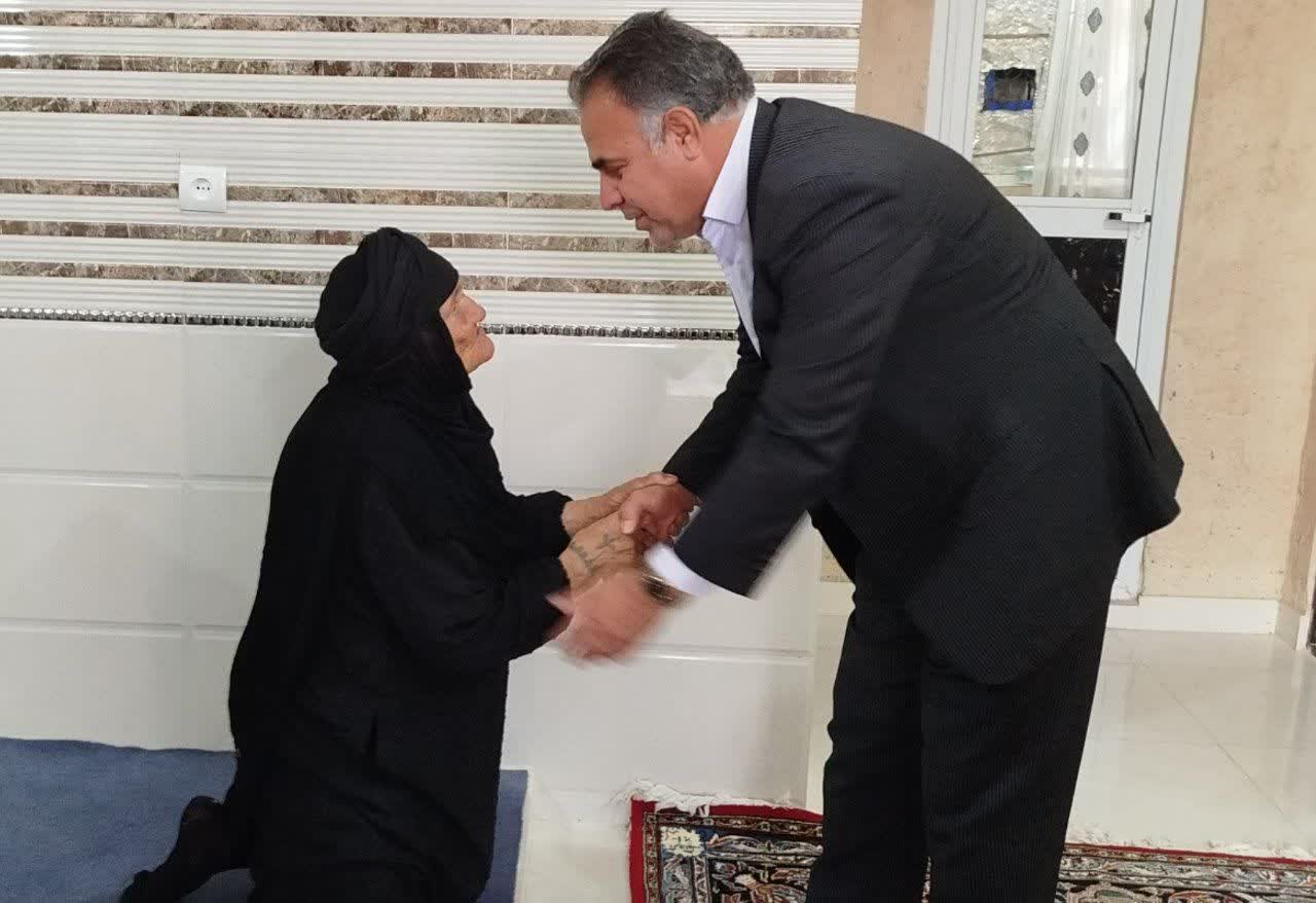 دیدار معاون  عمرانی استاندار با خانواده شهیدان اسدی