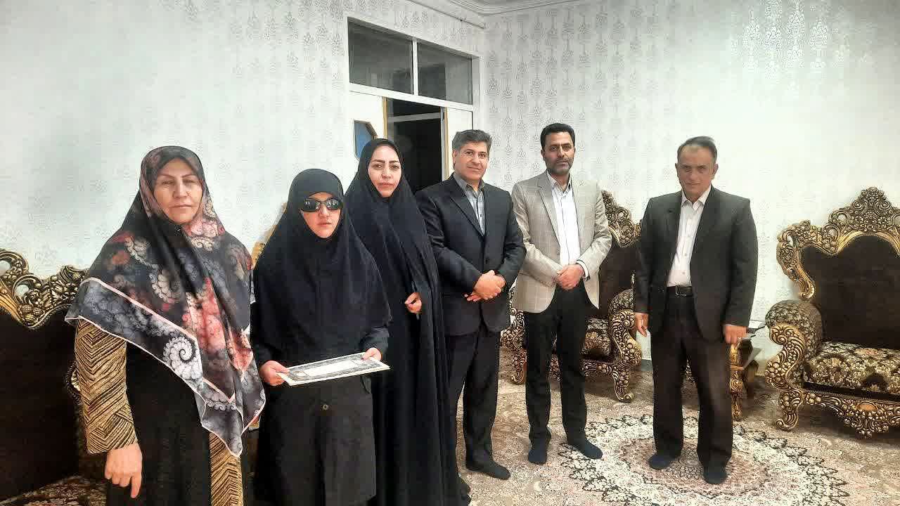 از روشندلان  حافظ بین‌المللی کل قرآن و کتابدار بخش نابینایان در استان ایلام تجلیل شد