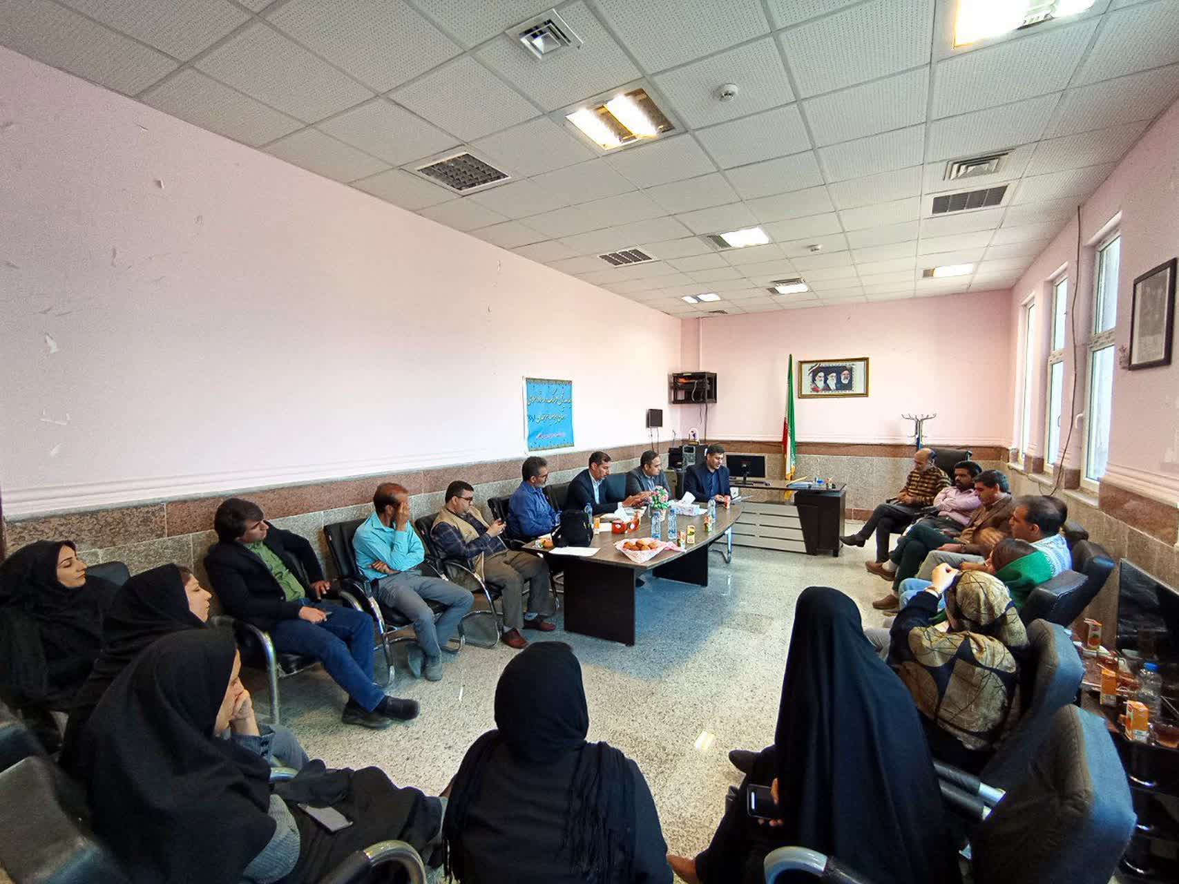 نشست صمیمانه مدیرکل فرهنگ وارشاد اسلامی استان ایلام  با اهالی  فرهنگ ، هنر و رسانه شهرستان دهلران