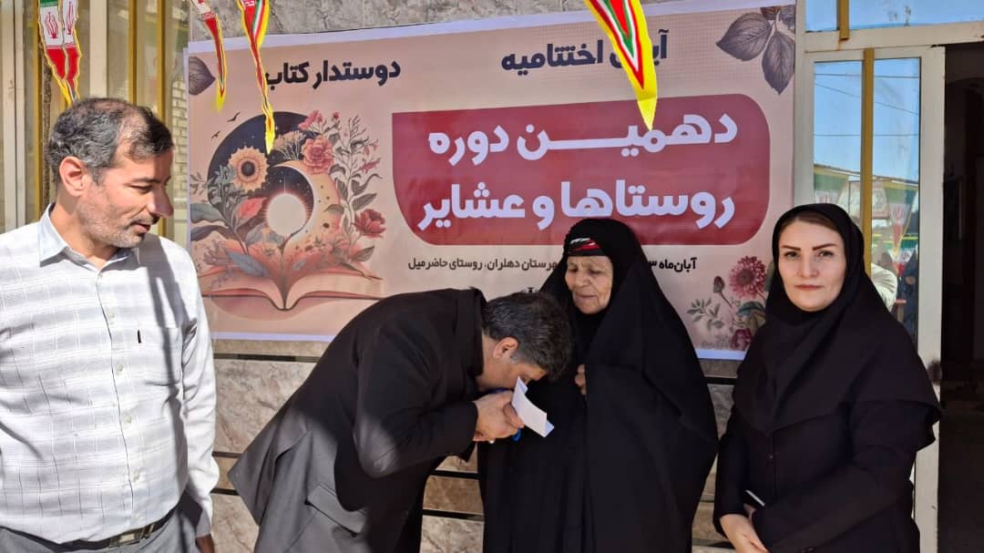 از تلاوت  قرآن  تا بوسه بر دستان مادر شهید