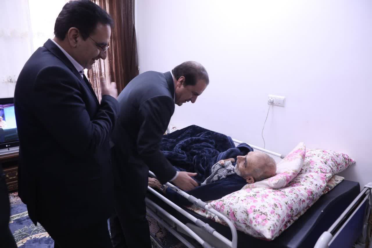 دیدار استاندار ایلام با جانباز سرافراز ۵۰ درصد