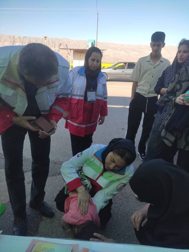 نجات معجزه‌آسای دختر ۳ ساله از خفگی در پست نوروزی هلال احمر دره شهر