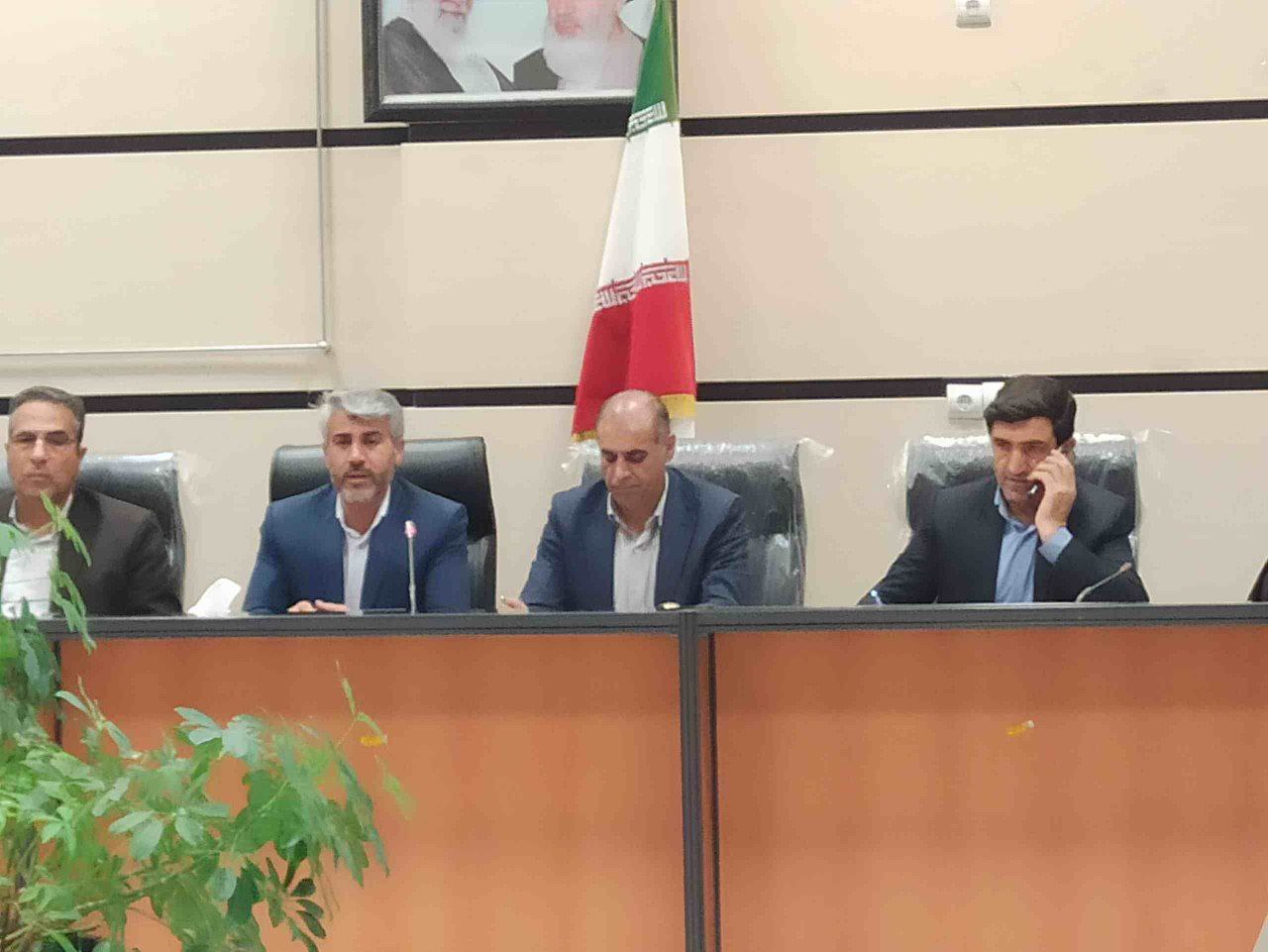 معتمدين ، متنفذين و نخبگان، عهده دار  نقش  کلیدی  در جامعه هستند