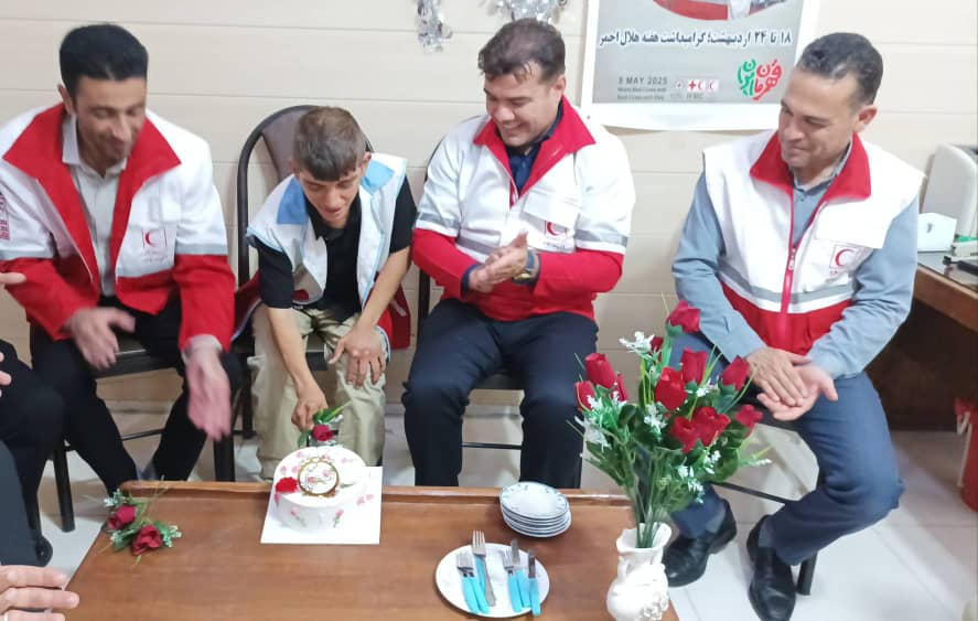 جمعیت هلال احمر  دهلران  برای یکی از اعضای توان‌یاب خود جشن تولد گرفت