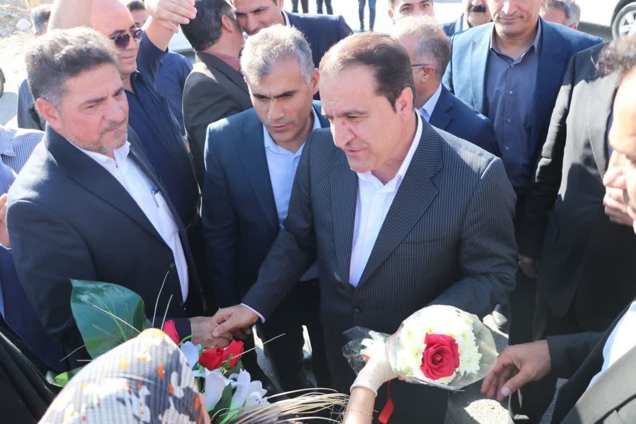 آبدانان  برای استقبال از فرزند خویش بپا خاست