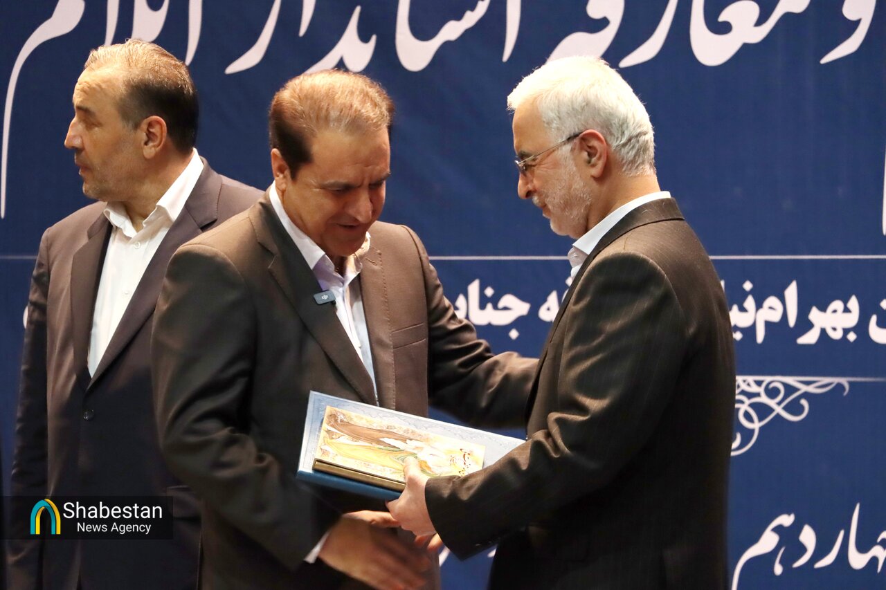 آقای استاندار ؛ تمام وقت وتمام قد گل کاشتی!